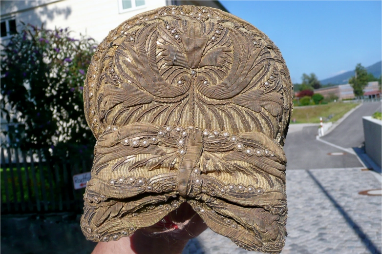 Goldbestickte historische Radhaube aus dem 19. Jahrhundert im Museum Hofmühle Immenstadt im Allgäu.