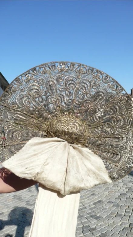 Historische Radhaube mit großer Radform, Metallstickerei und Seidenband aus der Sammlung der Hofmühle.
