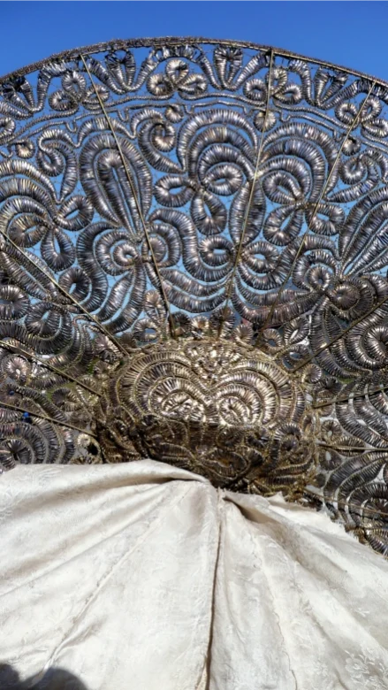Historische goldbestickte Radhaube aus dem 19. Jahrhundert im Museum Hofmühle in Immenstadt im Allgäu.